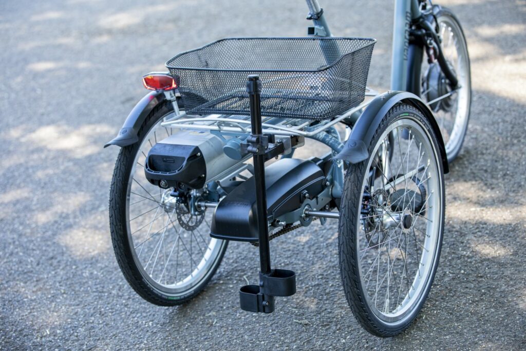 Een elektrische driewieler met een stokhouder
