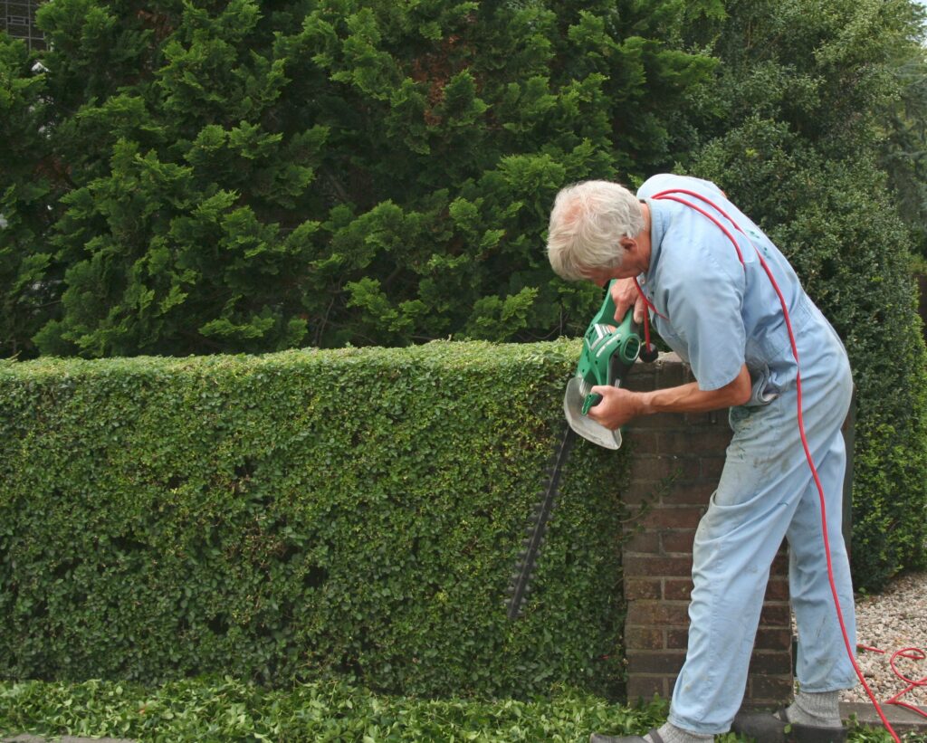 Gepensioneerde man aan het werk in de tuin