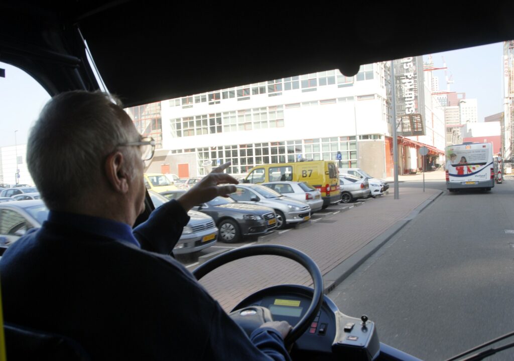 Man aan het werk na zijn pensioen als buschauffeur