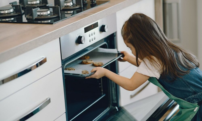 Uw aangekoekte oven schoonmaken was nog nooit zo makkelijk met deze tips