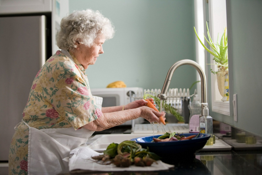 Senioren vrouw aan het werk in de keuken