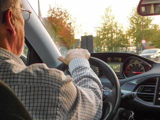 Respijt voor senior automobilist zonder geldig rijbewijs