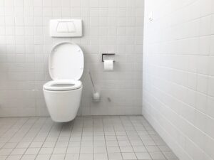 Wat te doen bij een verstopte gootsteen of wc