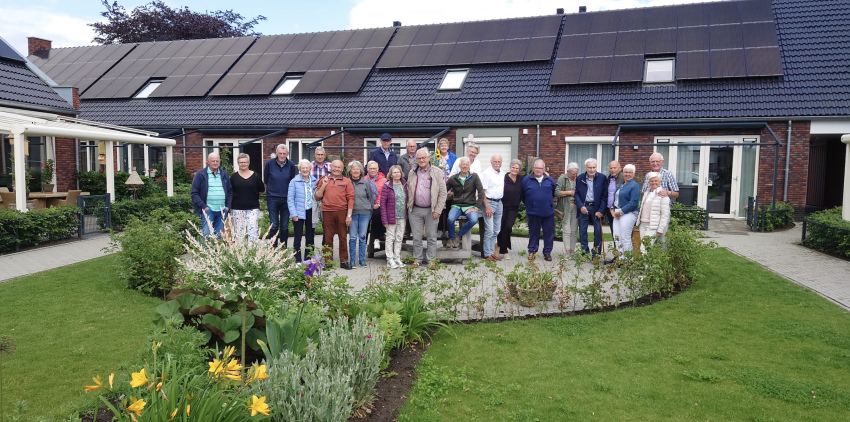 Groep mensen verzameld in een levendig knarrenhof.