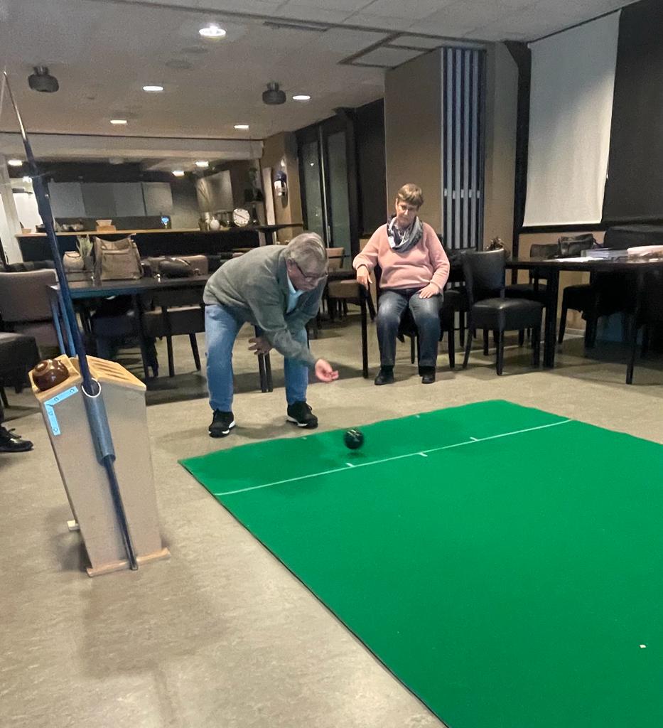 Koersbal speler aan het spelen