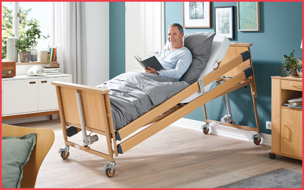 Oudere man leest een boek in een modern hoog-laag bed in huiselijke slaapkamer.