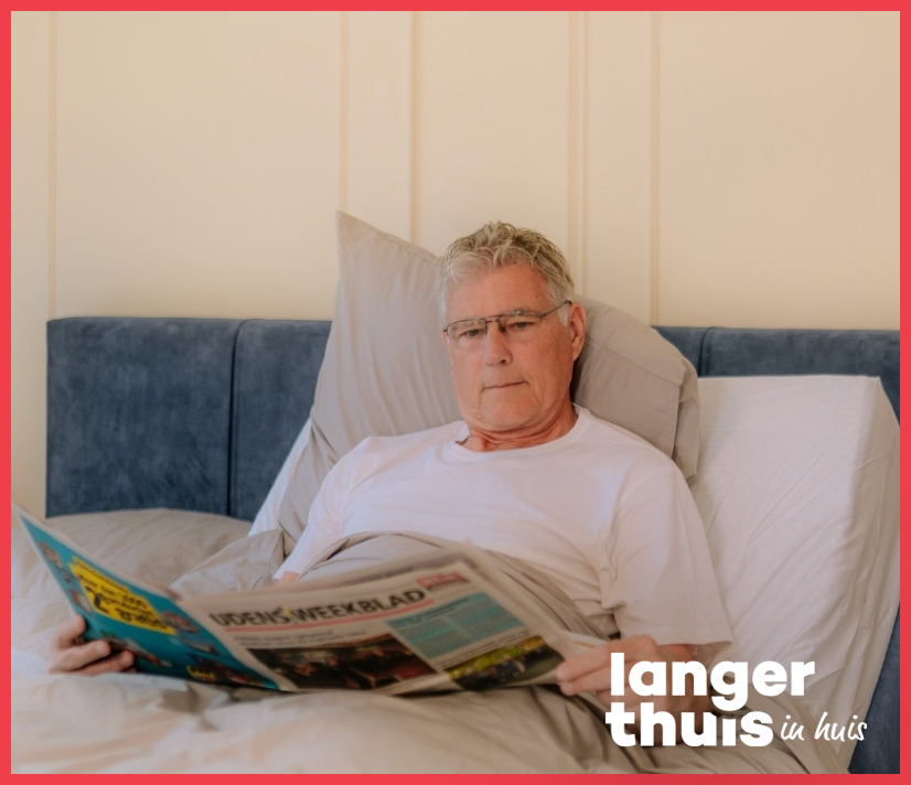 seniorenbed een krant lezen
