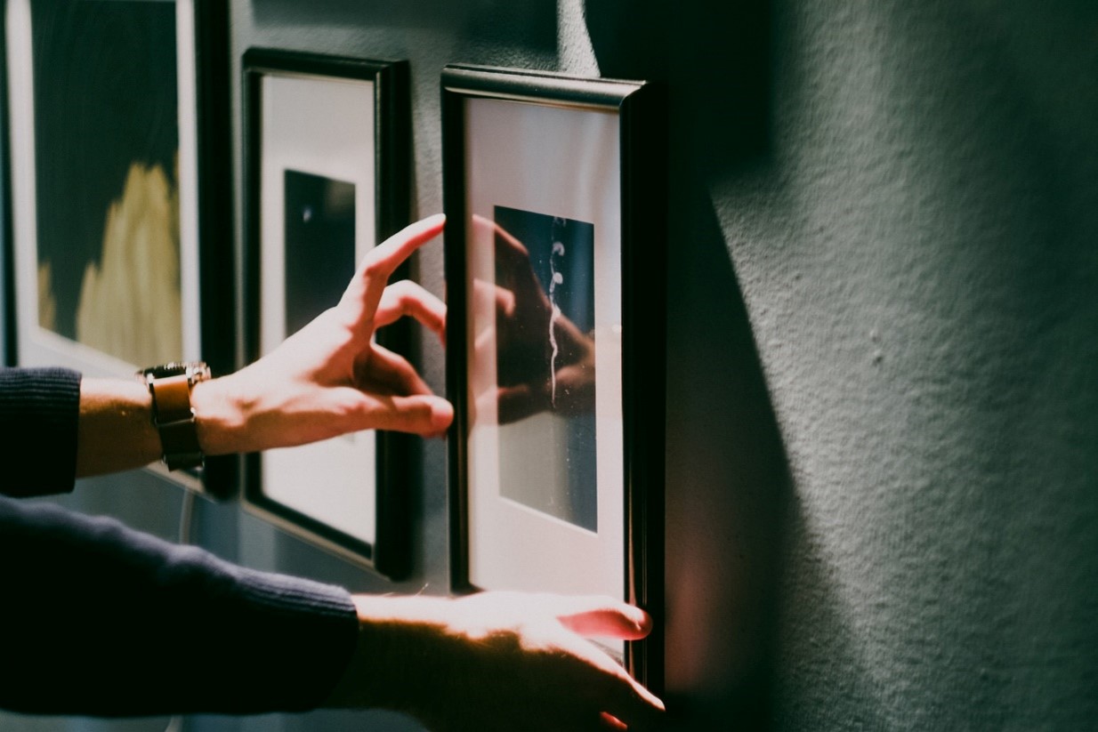 Waarom muurdecoratie ophangen met een flexibel ophangsysteem?