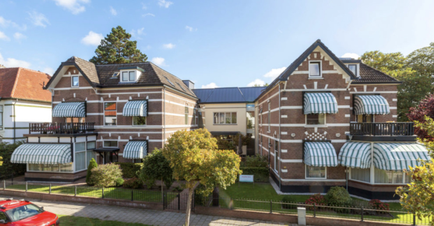 seniorvriendelijke woning. Fraaie villa omgetoverd tot particuliere zorgappartementen, omringd door weelderige groene tuinen.