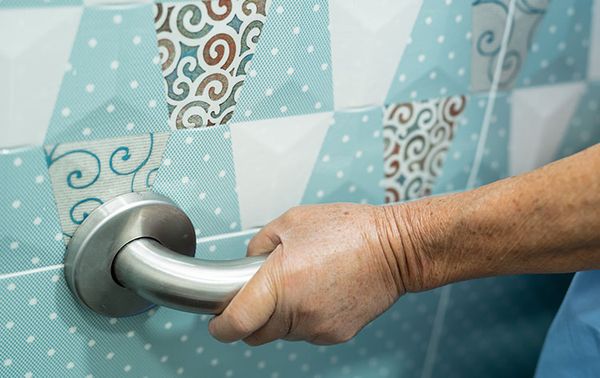 Senioren badkamer: hoe maakt u die veilig & comfortabel in 2026?