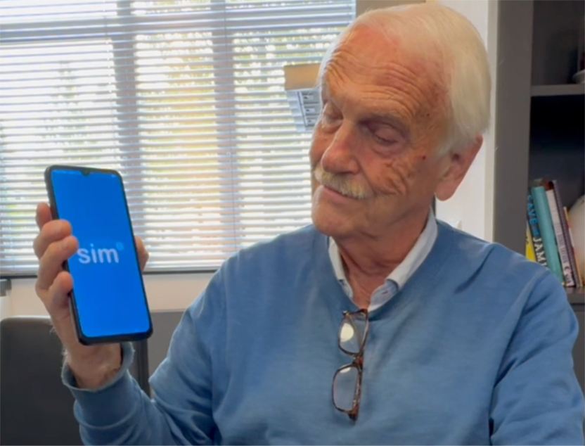 YouTube review SimPhone de senioren mobiele telefoon