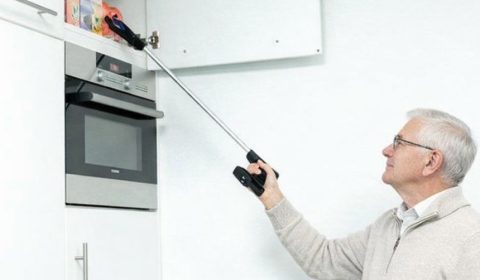 Grijper om iets te pakken uit een hoog kastje