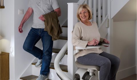 Traplift met vrouw en man