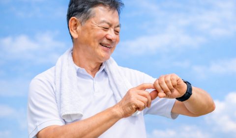 Man met alarm horloge