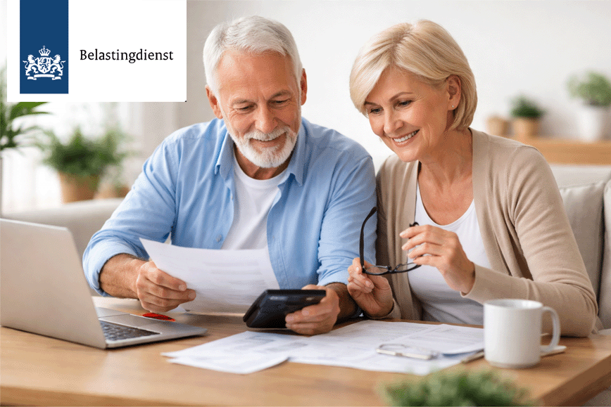 Checken AOW leeftijd samen achter de laptop