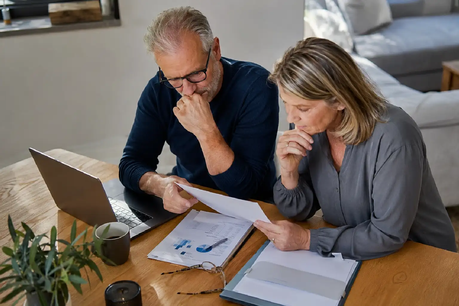 aflossingsvrije hypotheek bekijken aan de tafel man en vrouw