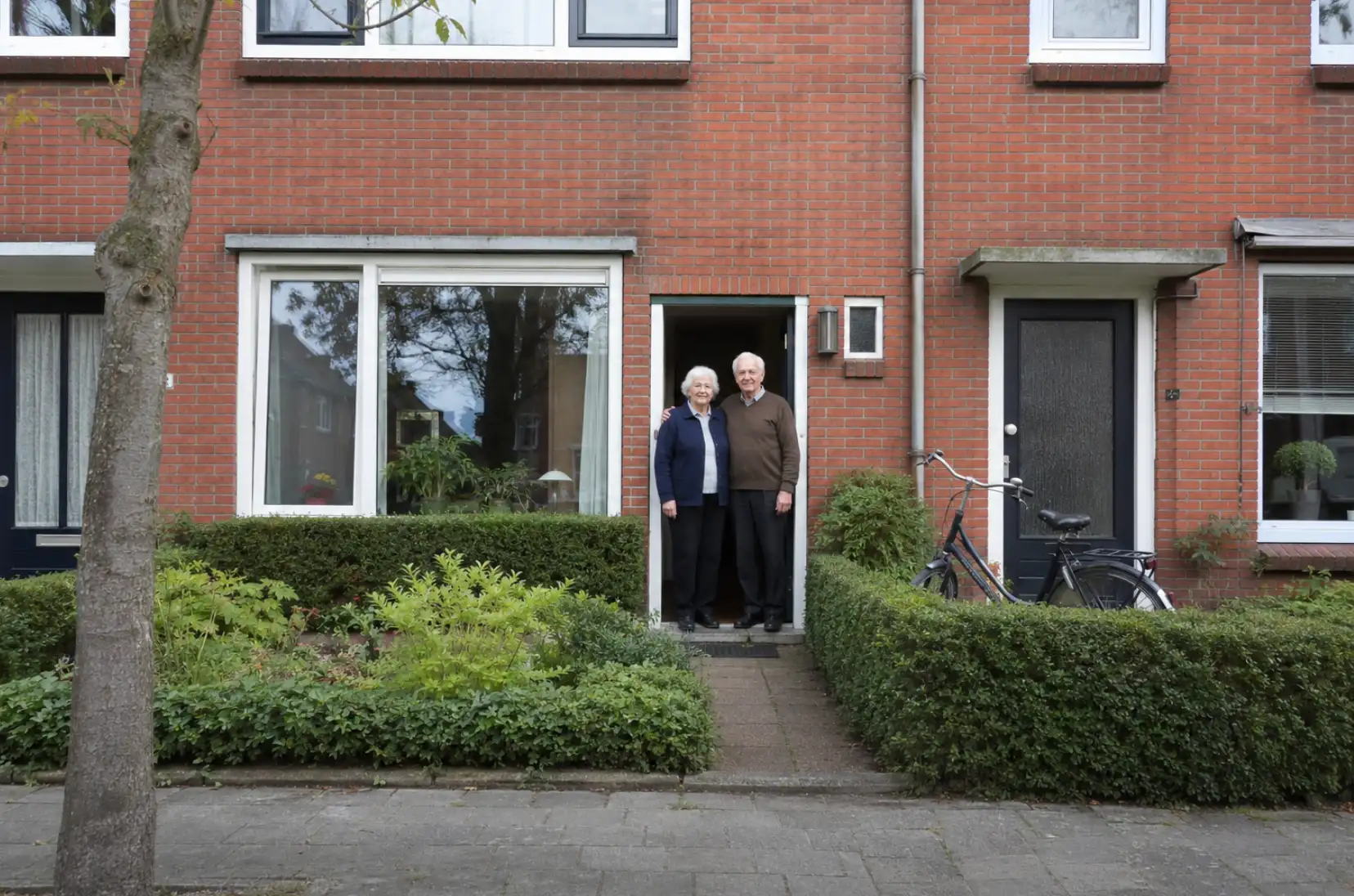 Ouder stel staat voor eigen woning