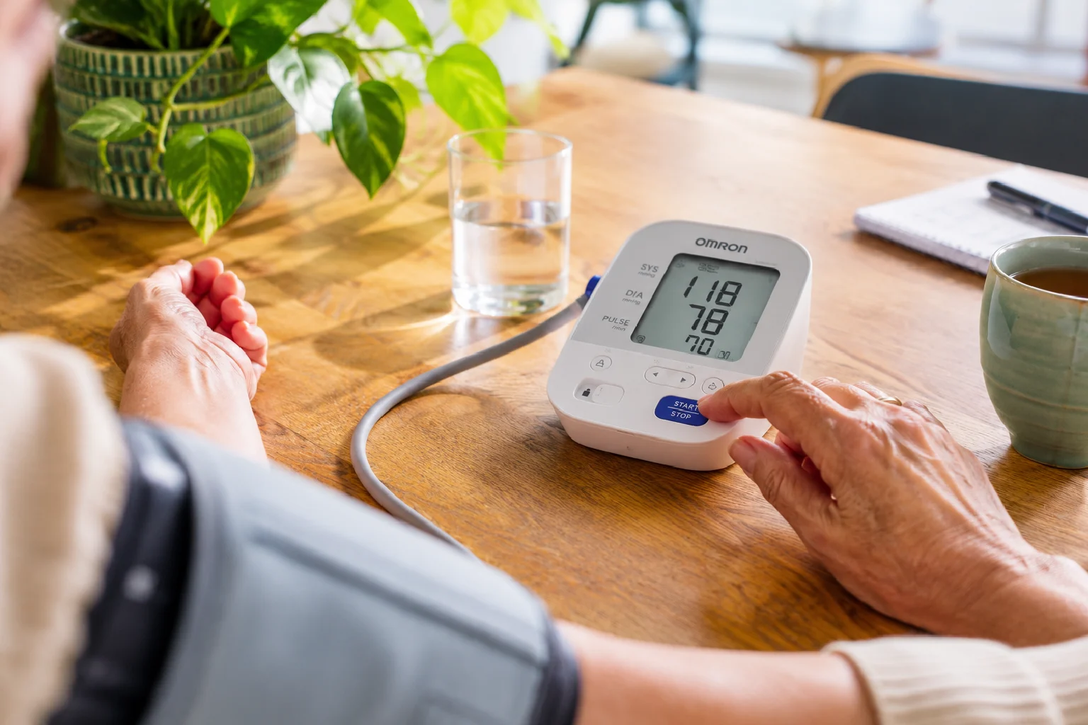 bloeddruk meter op tafel met arm